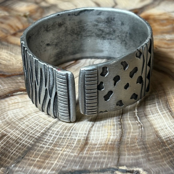 J.B. Hunt Wild Kingdom Pewter Silver Signed Cuff Bracelet - Picture 4 of 5